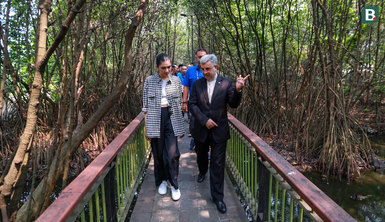 <p>Duta Besar&nbsp;Iran untuk Indonesia, Mahdi Rounagh (kanan) berbincang dengan perwakilan dari Kemenpora RI, Mikha Tambayong saat berjalan menuju lokasi acara penanaman bakau "Kick-off Dribbling Towards Sustainbility FIBA Basketball World Cup 2023" di Kawasan Ekowisata Mangrove PIK, Jakarta, Selasa (22/08/2023). (Bola.com/Bagaskara Lazuardi)</p>