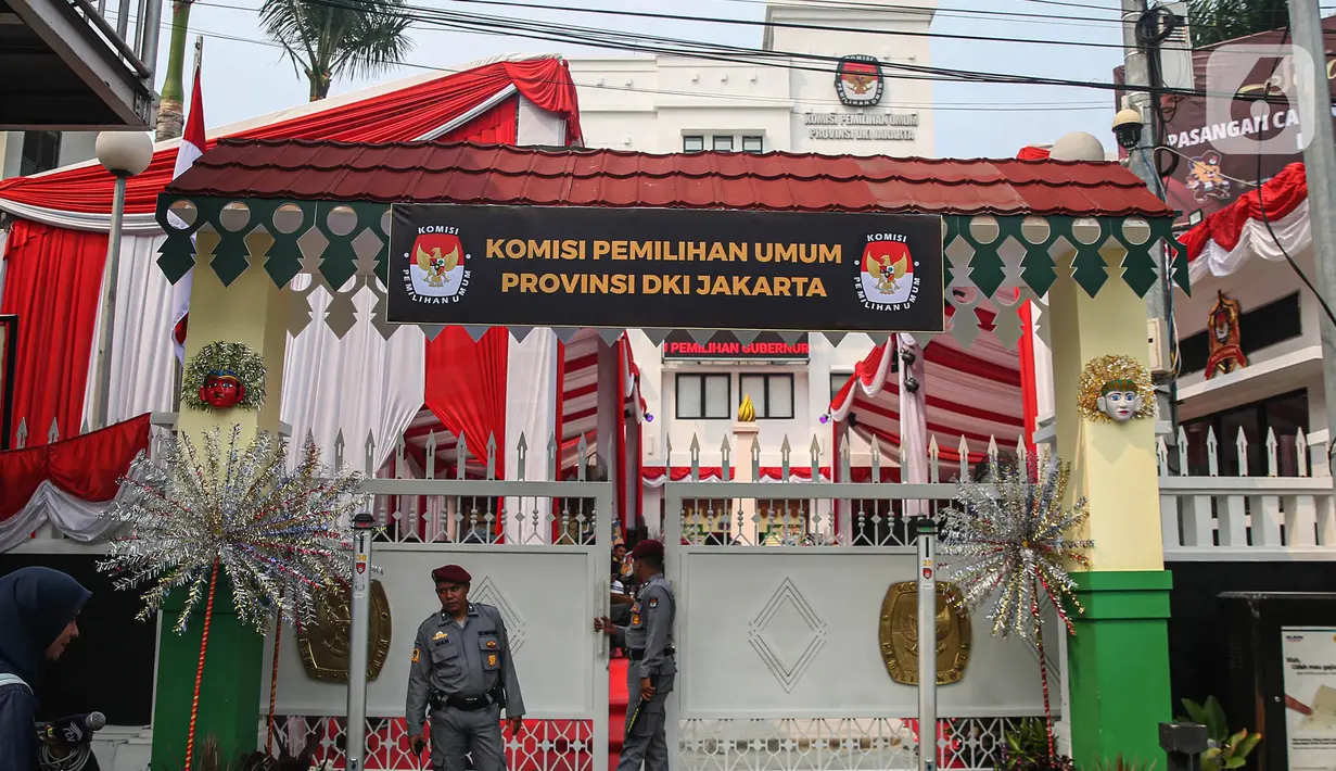 Sejumlah ornamen khas Betawi menghiasi kantor Komisi Pemilihan Umum (KPU) Provinsi Jakarta di Jalan Salemba, Jakarta, Selasa (27/8/2024). (Liputan6.com/Angga Yuniar)