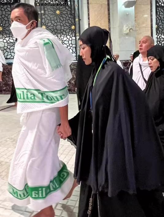 <p>Regi Datau tidak melepas genggaman tangan sang istri saat menjalani Sa'i. "Terimakasih Imamku untuk terus menggandeng tangan ini dari 10 tahun lalu hingga Sa&rsquo;i kini," tuturnya. (Foto: Instagram/ mrsayudewi)</p>