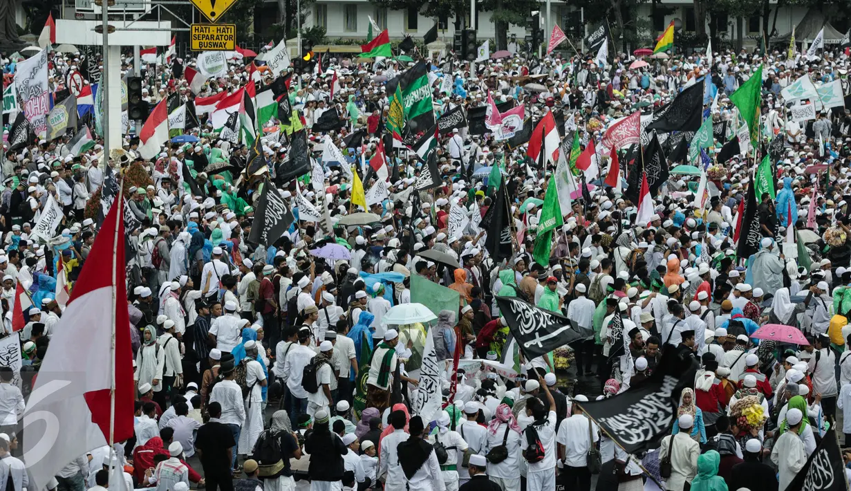 Ribuan massa memenuhi patung kuda saat aksi bela islam 313 di Jalan Merdeka Barat, Jakarta, Jumat (31/3). Mereka menuntut kepada Presiden Jokowi agar melaksanakan undang-undang dengan mencopot gubernur terdakwa, Ahok. (Liputan6.com/Faizal Fanani)