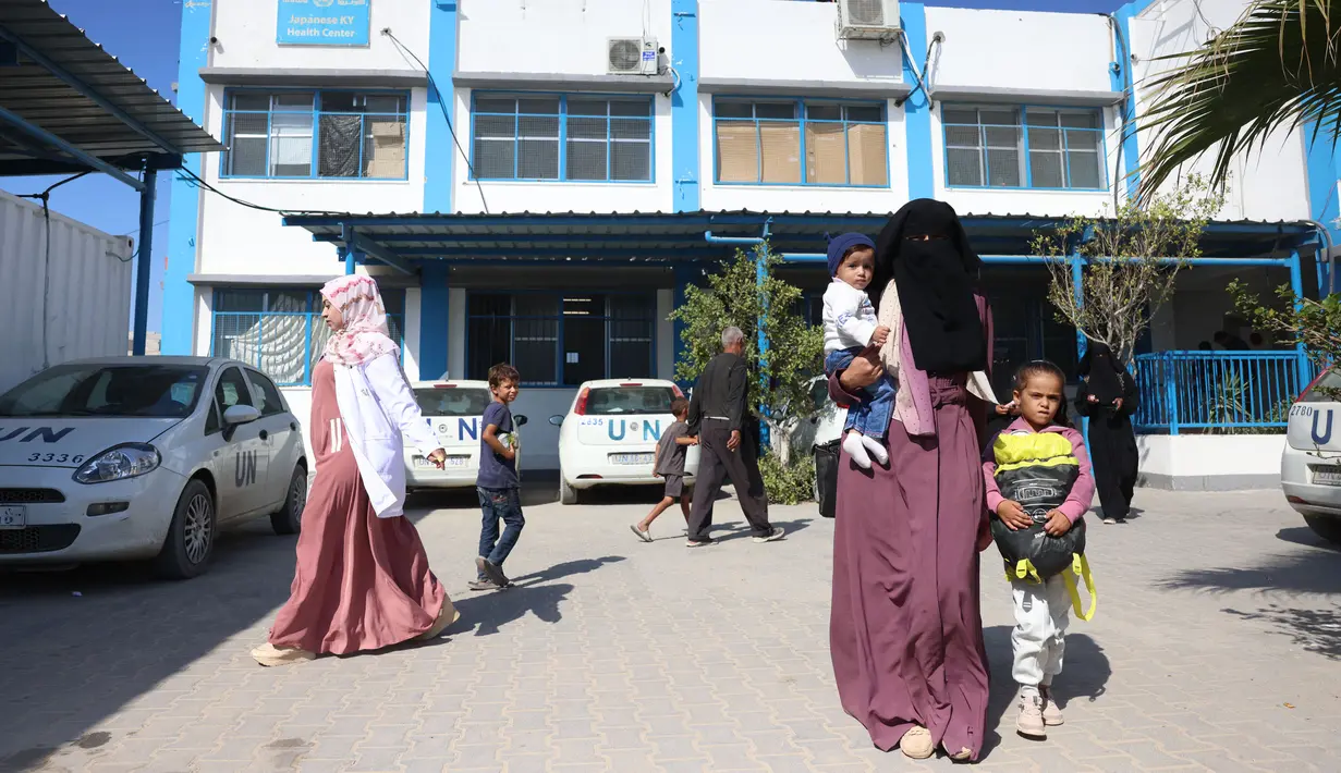 Pelarangan Israel terhadap operasi UNRWA menuai penentangan keras di tengah kebutuhan yang mendesak untuk layanan penting dan bantuan kemanusiaan di Gaza. (BASHAR TALEB/AFP)