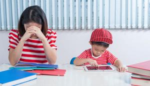 Jadilah contoh untuk anak karena mereka belajar dari apa yang mereka lihat. Jika orang tua berbicara sopan, tidak merendahkan, dan bisa mengatur emosi, anak akan lebih mudah meniru. (foto/dok: freepik/fwstudio)