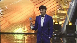 Pesinetron Immanuel Caesar Hito menyampaikan sambutan setelah meraih penghargaan ajang SCTV Awards 2017 di Studio 6 Emtek City, Jakarta, Rabu (29/11). Hito membawa pulang piala untuk kategori Aktor Pendukung Pria Ngetop. (Liputan6.com/Herman Zakharia)