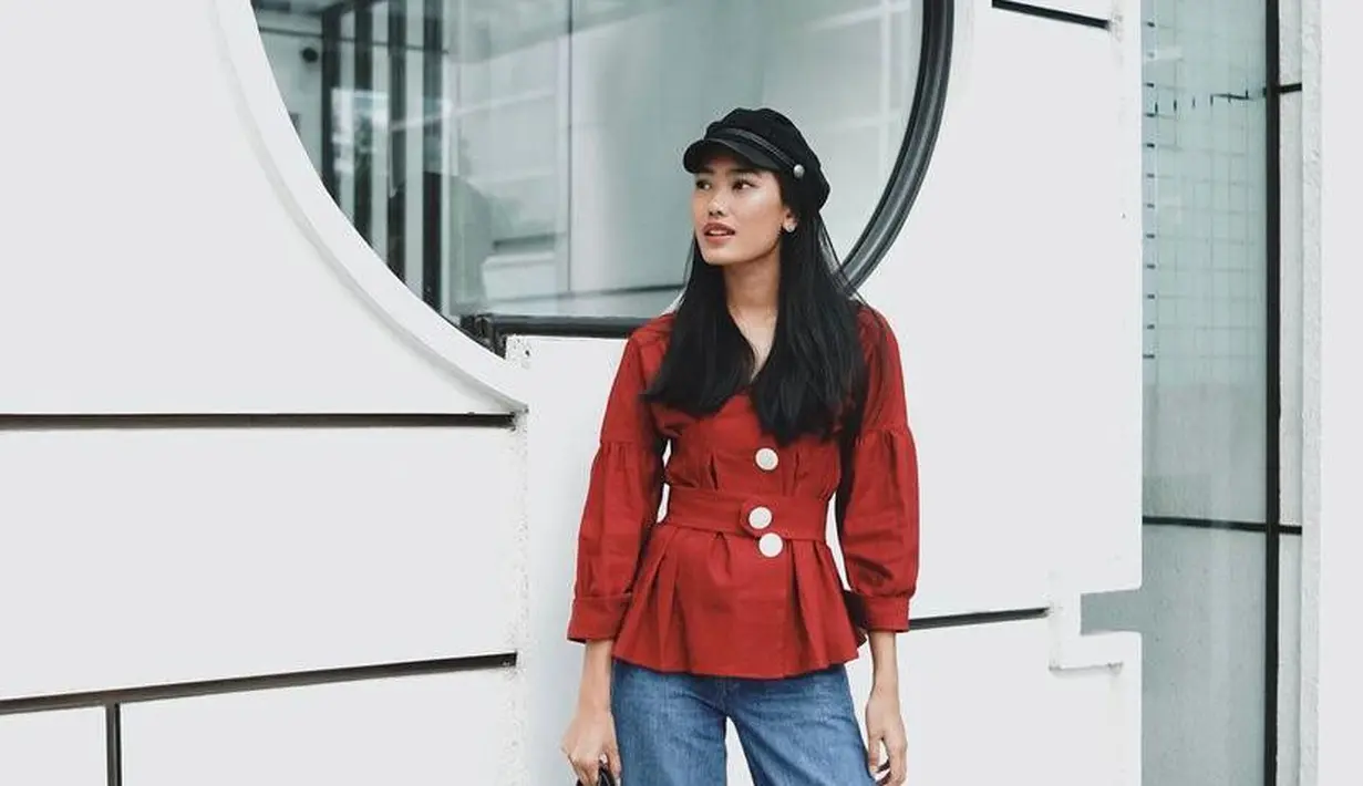 Untuk acara semi-formal, kamu bisa mengenakan atasan peplum seperti Alika Islamadina satu ini. Agar makin stylish, tambahkan sailor cap sebagai aksesori. (Instagram/alikaislamadina).