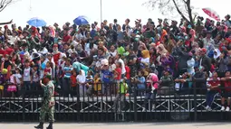 Masyarakat melihat antraksi kekuatan militer TNI saat geladi resik HUT TNI ke-72 di Cilegon, Banten, Selasa (3/10). Geladi resik tersebut untuk memperingati HUT TNI ke-72 yang dilaksanakan tanggal 5 Oktober. (Liputan6.com/Angga Yuniar)