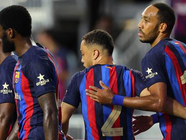 Barcelona langsung pesta 6 gol tanpa balas ke gawang Inter Miami dalam laga pembuka tur pramusim 2022/2023 mereka di Amerika Serikat di DRV PNK Stadium, Fort Lauderdale, USA, Rabu (20/7/2022) pagi WIB. Rekrutan anyar Barcelona, Raphinha langsung tampil moncer dengan menyumbang 1 gol, sementara pemain anyar lainnya, Robert Leawandowski belum diturunkan. (AFP/Getty Images/ Michael Reaves)