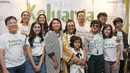 Sejumlah pemain film Keluarga Cemara berfoto bersama saat syukuran di kawasan Gunawarman, Jakarta, Kamis (4/1). Film ini diangkat dari sinetron Keluarga Cemara yang populer pada tahun 1990-an.  (Liputan6.com/Herman Zakharia)