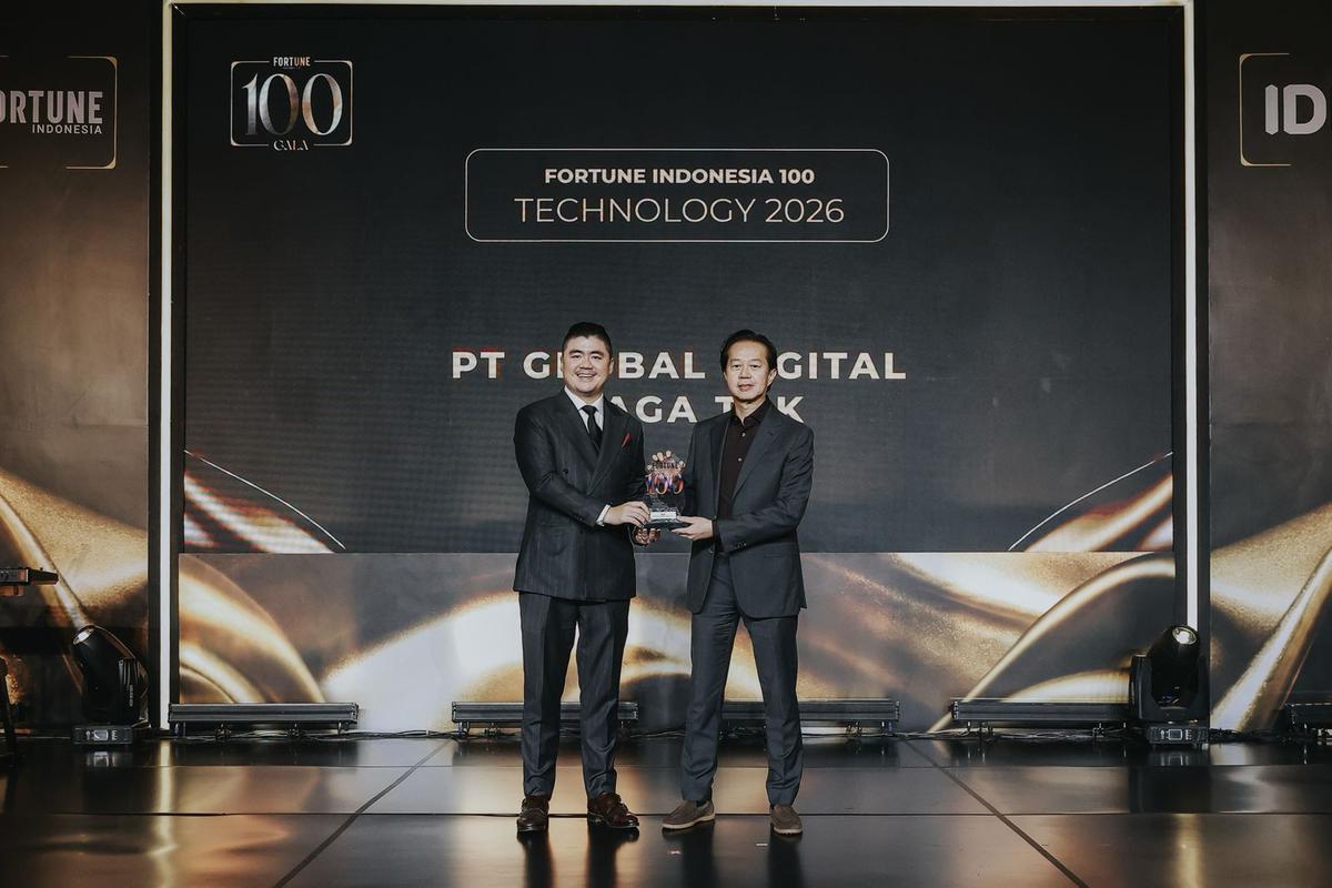 Chief Corporate Officer & Investor Relations Blibli Eric Winarta menerima penghargaan Fortune 100. (Dok BELI)