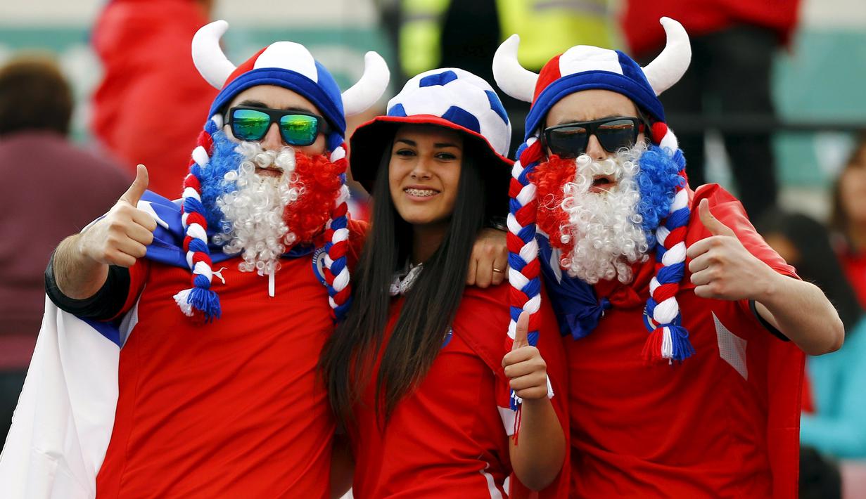 Fans Chile berfoto dan memberi dukungan timnya pada laga kualifikasi Piala Dunia 2018 di Santiago, Chile, Kamis (08/10/2015). Chile menang 2-0. (REUTERS/Ivan Alvarado)
