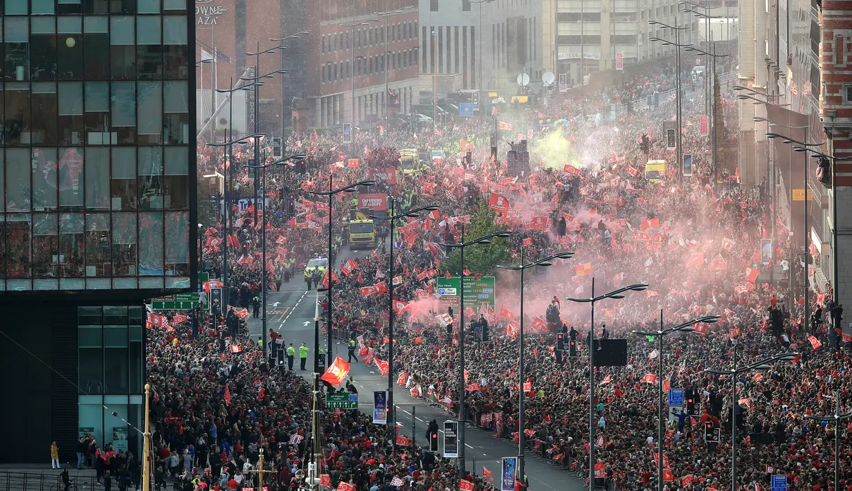 Ribuan suporter menyambut kedatangan pemain Liverpool saat parade juara Liga Champions di Liverpool, Inggris (2/6/2019). Ini merupakan gelar Liga Champions ke-6 Liverpool. (Danny Lawson/PA via AP)