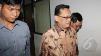 Terdakwa kasus dugaan korupsi simulator SIM yang juga mantan Wakil Kepala Korlantas, Brigjen Pol Didik Purnomo (tengah) seusai menjalani sidang pembacaan tuntutan oleh JPU KPK di Pengadilan Tipikor, Jakarta, Senin (16/3/2015). (Liputan6.com/Helmi Afandi)