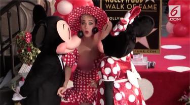 Tokoh kartun Minnie Mouse dianugerahi sebuah bintang di Hollywood Walk of Fame.