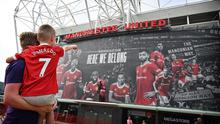 Seorang fans cilik MU sedang melihat stadion Old Trafford yang siap menyambut musim ini (AFP)