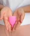 Menstrual cup adalah alat berbentuk cangkir kecil yang terbuat dari silikon atau karet fleksibel, yang dimasukkan ke dalam vagina untuk menampung darah menstruasi. [Dok/freepik.com]