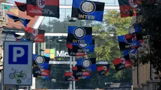Bendera klub Inter Milan dan AC Milan tergantung di jalan Paolo Sarpi, sebuah lingkungan China di Milan, Italia (13/10). Inter Milan dan AC Milan akan bertanding pada 15 Oktober 2017. (AFP Photo/Miguel Medina)