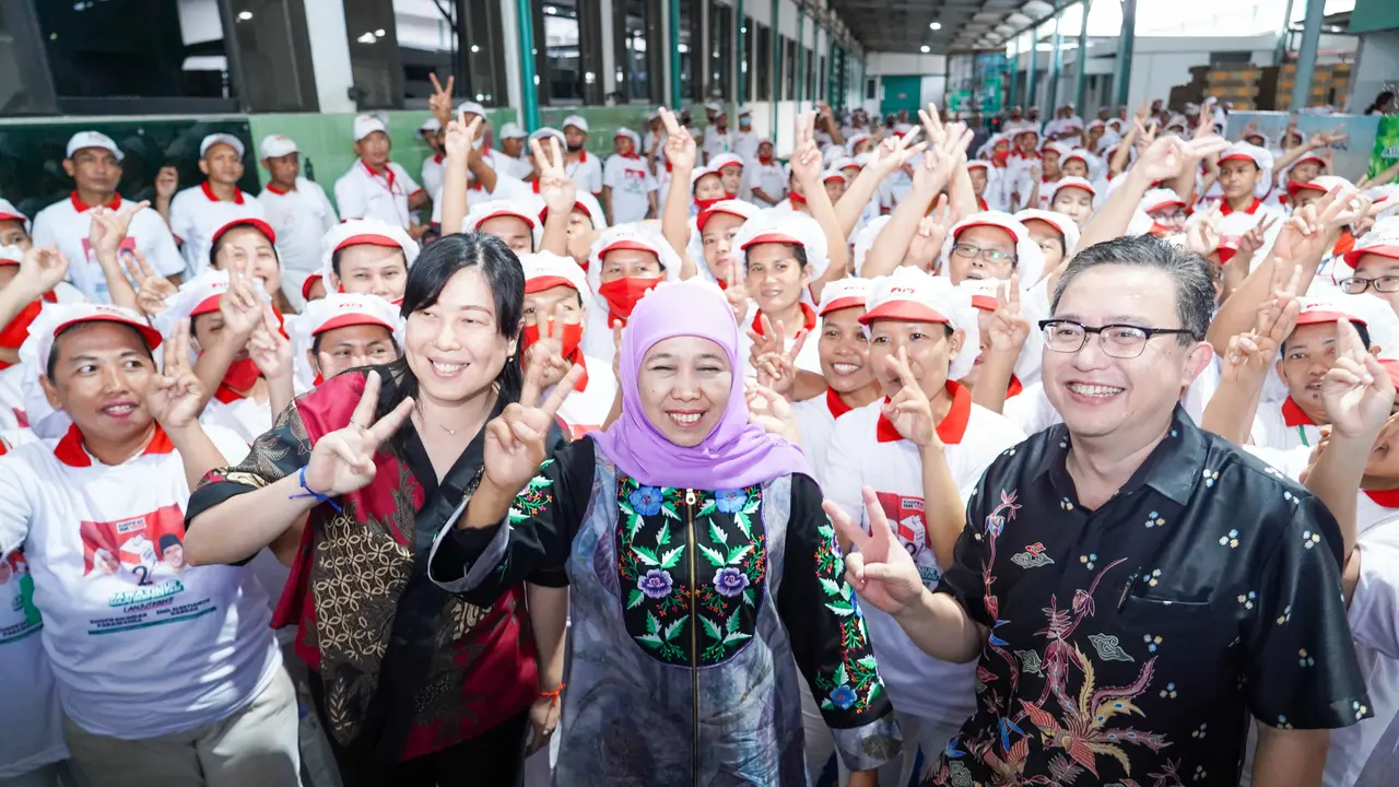 Calon Gubernur Jawa Timur nomor urut 2 Khofifah Indar Parawansa hadir mengunjungi ribuan AIM Biskuit Sidoarjo (Istimewa)