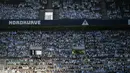 Cardboard pendukung Borussia Moenchegladbach mengisi tribun penonton di stadion Borussia Park, Moenchengladbach, Jerman, Rabu (20/5/2020). Ribuan Cardboard gambar suporter Borussia Moenchegladbach dipasang untuk mendukung timnya saat berlaga di kompetisi Bundesliga. (AFP/Ina Fassbender)