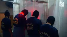 Polres Jakarta Utara gelar rekonstruksi pesta gay di ruko Kelapa Gading. Sepuluh orang tersangka dan tiga saksi dihadirkan.