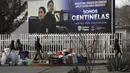 Anggota Angkatan Darat Meksiko berjalan di luar Penjara Ciudad Juarez Nomor 3 setelah serangan di Ciudad Juarez, Chihuahua, Meksiko, 1 Januari 2023. Keterangan jaksa menyebut penyelidikan awal mendapati bahwa para pelaku penyerangan tiba sekitar pukul 07.00 waktu setempat. (HERIKA MARTINEZ/AFP)