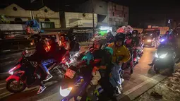 Rabu (18/3/2026) dini hari WIB, Jalan Raya Cikarang, Bekasi, Jawa Barat, dipadati pemudik bermotor. Tampak dalam foto, pengendara kendaraan bermotor melintas di Jalan Raya Cikarang, Bekasi, Jawa Barat, Rabu (18/3/2026). (merdeka.com/Arie Basuki)