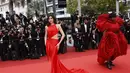 <p>Aktris Inggris berusia 40 tahun itu tampak elegan dalam balutan gaun malam merah elegan dari Louis Vuitton. (Photo by Vianney Le Caer/Invision/AP)</p>