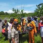 Tim SAR gabungan dan warga membawa kantong jenazah korban serangan buaya di Tolitoli, Senin (24/8/2020). (Foto: Humas Basarnas Palu).