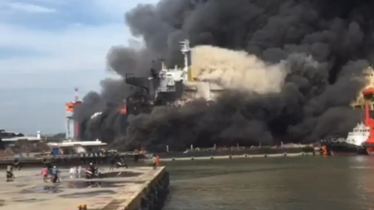 Kapal tanker terbakar