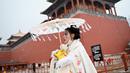 Seorang perempuan berpakaian tradisional, yang dikenal sebagai "hanfu", mengunjungi Kota Terlarang pada hari bersalju di Beijing pada 20 Januari 2022. Ibu Kota China diselimuti salju pada Kamis, saat hitungan mundur menuju dua minggu Olimpiade Musim Dingin Beijing 2022 dimulai. (WANG Zhao / AFP)
