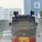 Kendaraan water canon menyiram ruas jalan protokol yang saat ini banyak debu hingga bersih. (Liputan6.com/Angga Yuniar)