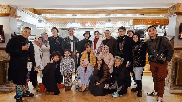 7 Gaya Arsy Hermansyah Liburan di Turki, Cantik dalam Balutan Hijab