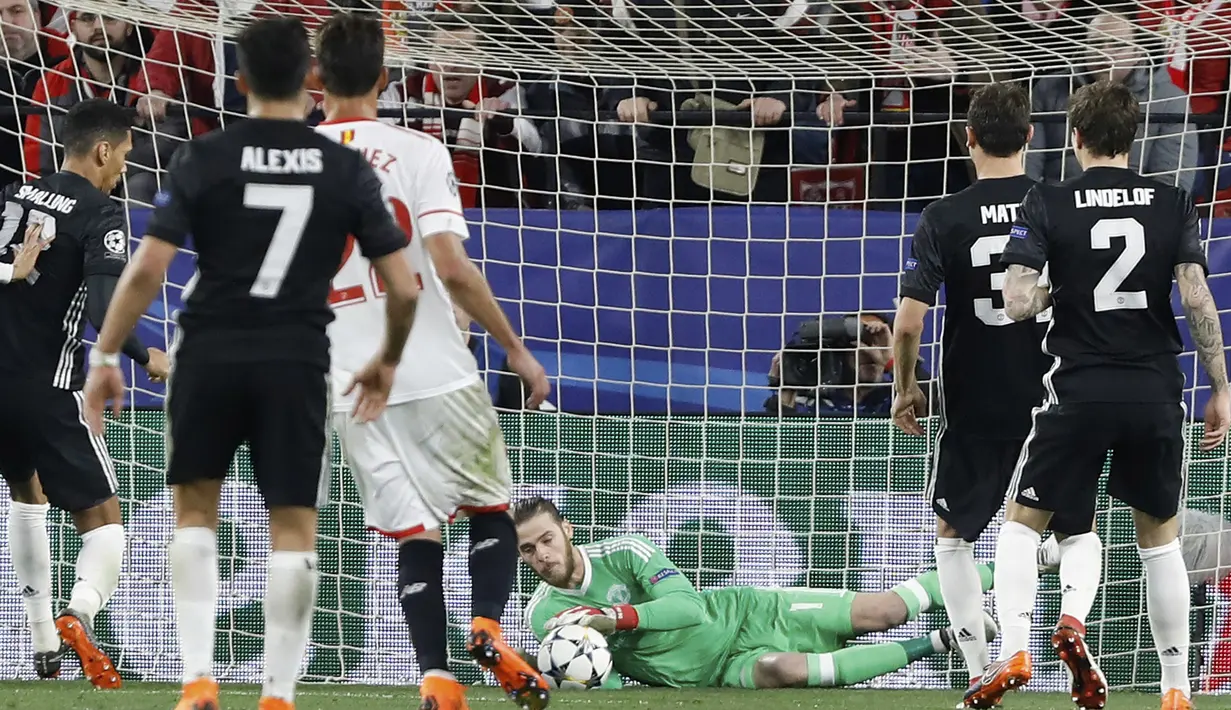 Kiper Manchester United, David de Gea (tengah) mengamankan bola sepakan pemain Sevilla pada laga 16 besar Liga Champions di Ramon Sanchez Pizjuan stadium, Seville, (21/2/2018). Babak kedua Sevilla bermain imbang 0-0. (AP/Miguel Morenatti)