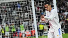 Gelandang Real Madrid, Lucas Vazquez berselebrasi usai mencetak gol ke gawang Getafe pada pertandingan lanjutan La Liga Spanyol di stadion Santiago Bernabeu di Madrid, Minggu (10/4/2022). Real Madrid menang atas Getafe 2-0. (AP Photo/Manu Fernandez)