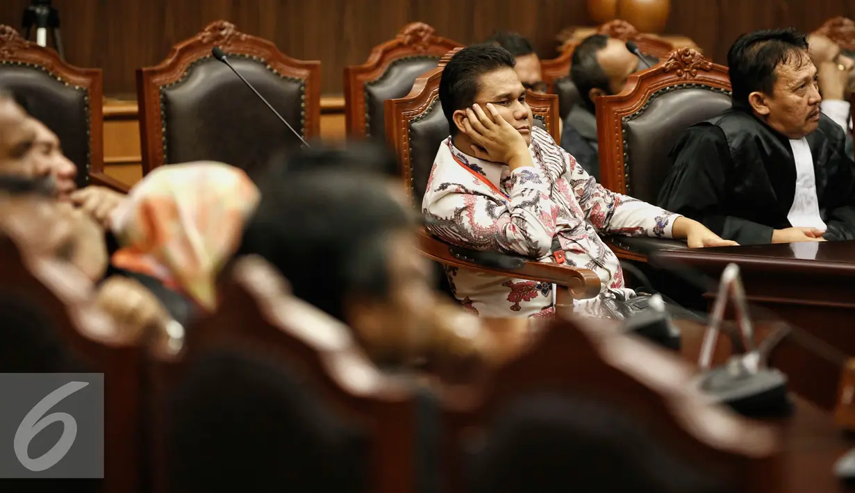 Pemohon saat mengikuti sidang putusan 3 gugatan perkara PHP kepala daerah 2015, Jakarta, Senin (22/2). Ketiga permohonan gugatan yang akan diputus adalah Kabupaten Halmahera Selatan, Mamberamo Raya, dan Kuantan Singingi. (Liputan6.com/Faizal Fanani)