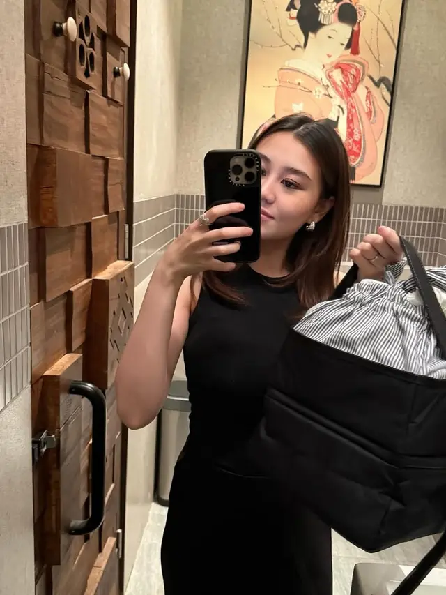 Gaya Stylish Aaliyah Massaid Saat Momong Anak, Jalani Motherhood dengan Happy