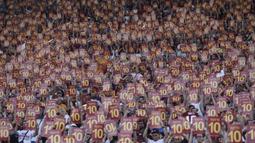 Supporter AS Roma memberikan penghormatan untuk Francesco Totti saat laga Serie A melawan Genoa di Stadion Olimpico, Roma, Minggu (28/5/2017). Selama 25 tahun Totti berkarier di AS Roma. (AP/Alessandra Tarantino)