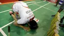 Happy melakukan sujud syukur setelah mendapat super tiket tambahan Audisi Umum Beasiswa Bulutangkis PB Djarum di GOR Sritex, Solo, Senin (11/4/2016). Happy menjadi penerima super tiket tambahan terakhir dari audisi umum di Solo ini. (Bola.com/Arief Bagus)