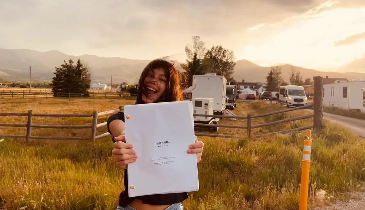 Camila Morrone mantan kekasih Leonardo DiCaprio memamerkan naskah film Gonzo Girl  yang dibintanginya. (Foto: Instagram/camilamorrone)