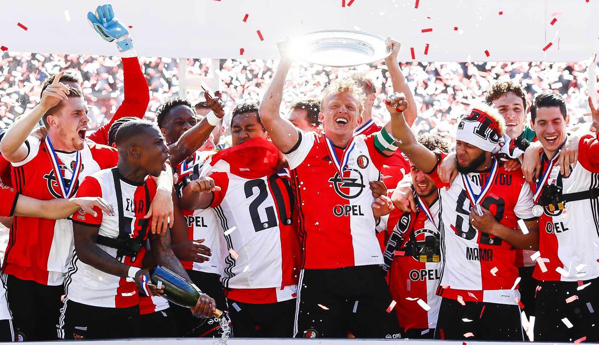 Kapten Feyenoord, Dirk Kuyt, mengangkat trofi usai memastikan diri sebagai jawara Eredivisie Liga Belanda 2016-2017 di laga melawan Heracles Almelo di Stadion De Kuip, Rotterdam, Minggu (14/5/2017).  Feyenoord menang 3-1. (EPA/Robin Van Lonkhuijsen)