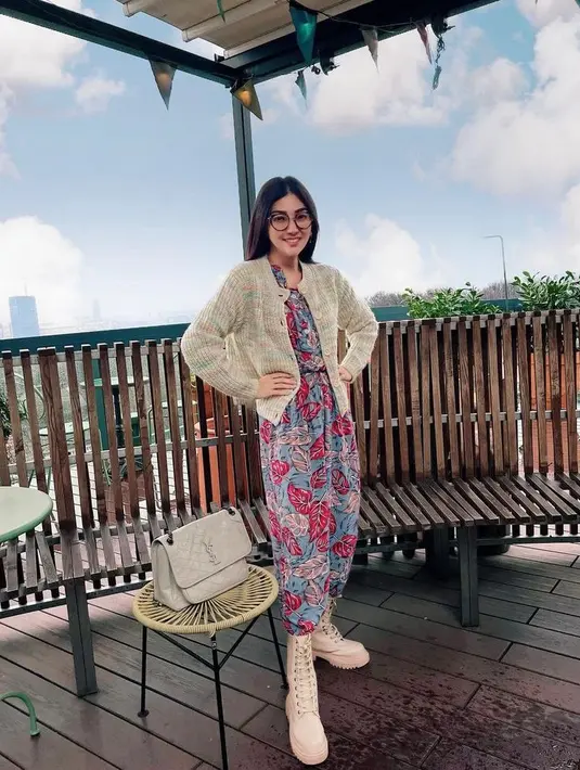 Meski berdaster, penampilan ibu dari tiga anak ini tetap stylish. Sarwendah memadukan daster dengan belt dan sepatu boots warna hitam. Penampilannya pun banjir pujian warganet. (Instagram/sarwendah29).