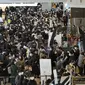Penumpang yang mengenakan masker antre untuk naik pesawat menjelang liburan Tahun Baru Imlek, di terminal penerbangan domestik bandara Gimpo di Seoul, Korea Selatan, Sabtu (29/1/2022). Libur Imlek di Korsel dimulai mulai 30 Januari hingga 2 Februari mendatang. (AP Photo/Ahn Young-joon)