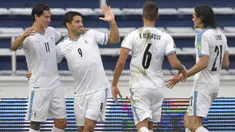 Pemain Uruguay merayakan gol yang dicetak Luis Suarez ke gawang Kolombia pada laga kualifikasi Piala Dunia 2022 zona CONMEBOL di Estadio Metropolitano Roberto Melendez, Sabut (14/11/2020) dini hari WIB. Uruguay menang 3-0 atas Kolombia. (AFP/Raul Arboleda)