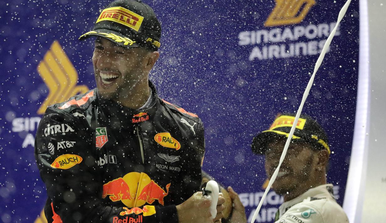 Pebalap Red Bull, Daniel Ricciardo, finis kedua lpada balapan F1 Singapura di Marina Bay City Circuit Singapore, (17/9/2017). F1 GP Singapura sempat terganggu akibat kecelakaan pada awal start. (AP/Wong Maye-E)