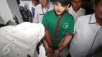 Penyanyi dangdut Ridho Rhoma dibawa petugas usai menjalani pemeriksaan di BNN, Jakarta, Kamis (30/3). Ridho Rhoma ditangkap polisi karena kedapatan mengkonsumsi dan memiliki sabu. (Liputan6.com/Gempur M. Surya)