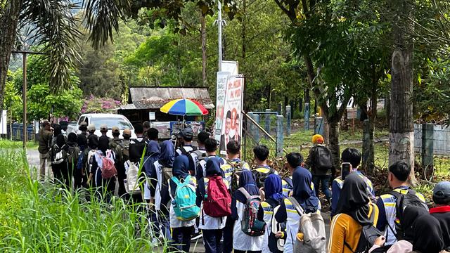 Para peserta diajak berkeliling Argo Retum, wilayah konservasi milik BBWS Cimanuk Cisanggarung yang menjadi bagian dari upaya pelestarian lingkungan di Garut. (Liputan6.com/Jayadi Supriadin)