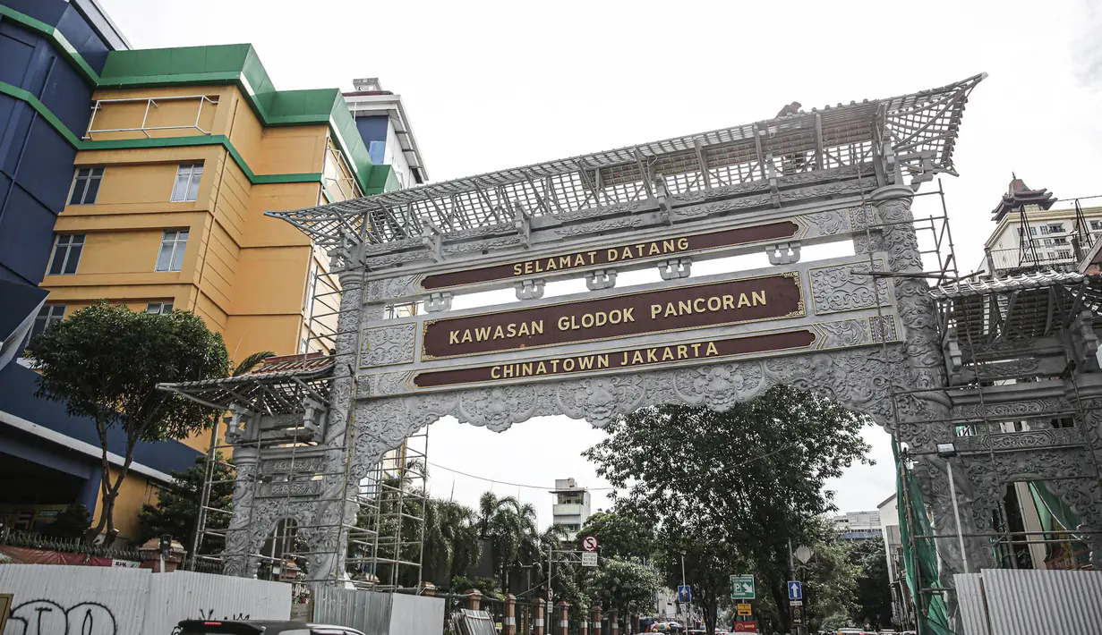 Sejumlah pekerja membangun gapura di Jalan Pancoran, Jakarta, Sabtu (11/6/2022). Pembangunan gapura tersebut bertujuan mempercantik kawasan Chinatown (Pecinan) Glodok Pancoran. (Liputan6.com/Faizal Fanani)
