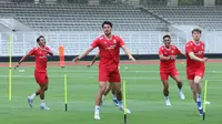 Elkan Baggott, Ole Romeny, Beckham Putra, dan Rizky Ridho dalam sesi latihan Timnas Indonesia di Stadion Madya, Gelora Bung Karno, Jakarta jelang FIFA Series 2026, Selasa (24/3/2026). (Bola.com/M. Iqbal Ichsan)