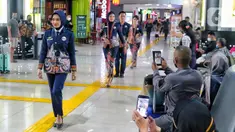 Para prami, prama, dan kondektur PT. KAI melakukan catwalk di depan para penumpang untuk memperkenalkan seragam baru di Stasiun Gambir, Jakarta Pusat, Kamis (22/12/2022). Menyambut masa Angkutan Nataru 2022/2023, PT Kereta Api Indonesia (Persero) meluncurkan seragam baru bagi petugas front liner. (Liputan6.com/Angga Yuniar)
