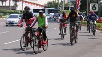 Pesepeda melintasi kawasan Bundaran HI, Jakarta, Minggu (16/8/2020). Dinas Perhubungan DKI Jakarta memastikan 32 kawasan khusus pesepeda (KKP) di lima wilayah kota administrasi di Ibu Kota ditiadakan mulai hari ini. (Liputan6.com/Angga Yuniar)