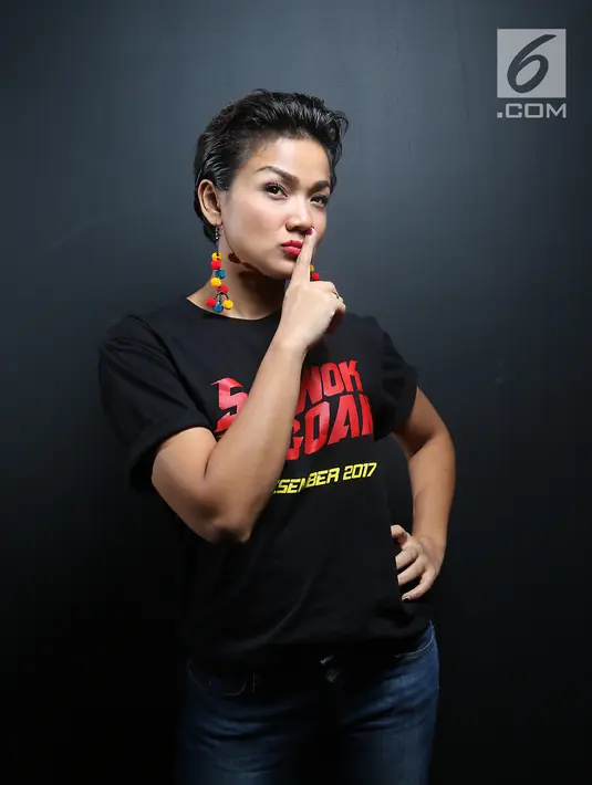 Pemain film 5 Cowok Jagoan, Nirina Zubir berpose saat sesi foto di kantor Liputan6.com, SCTV Tower, Jakarta, Kamis (15/11). Bukan cuma sekadar action, film bergenre komedi itu juga menyelipkan lawakan kekinian. (Liputan6.com/Fatkhur Rozaq)
