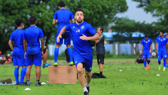 Striker anyar Arema FC, Jonathan Bauman, saat menjalani latihan fisik. (Bola.com/Iwan Setiawan)